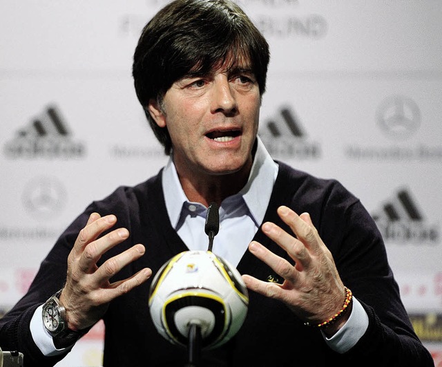 Erklrt viel, seine Taktik fr das Arg...n-Spiel verrt Joachim Lw aber nicht.  | Foto: afp