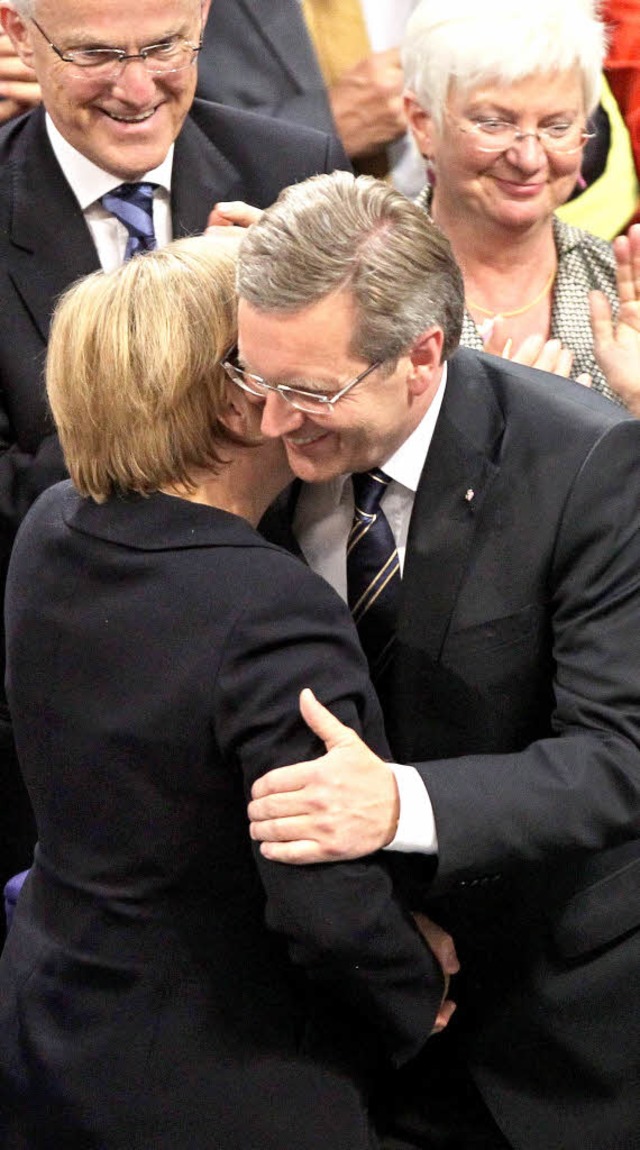 Nach der Wahl umarmt ein erleichterter Christian Wulff Kanzlerin Angela Merkel.  | Foto: dpa