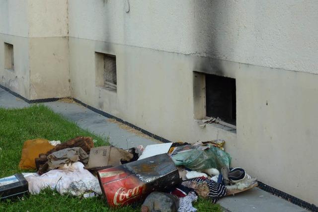 Acht Menschen bei Brand in Wohnhaus verletzt – Brandstiftung?