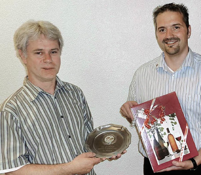 Wolfgang Heidenreich (links) wird von Martin Schneider geehrt.  | Foto: Karlernst Lauffer