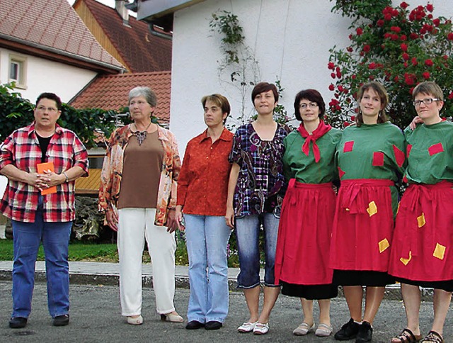 Fr die auergewhnliche &#8222;Anzugs...rin Ilse Oschwald (links) erluterte.   | Foto: Christa Maier