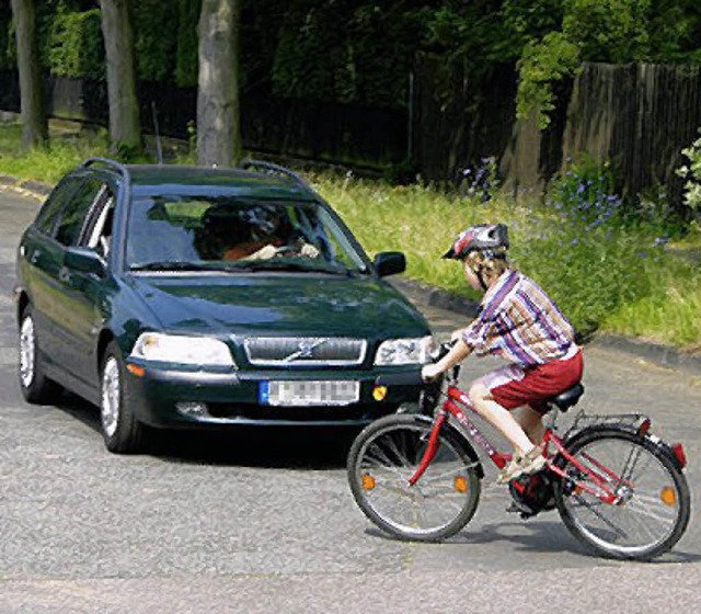 Auto und Radfahrer im Straenverkehr  | Foto: GDV/mid