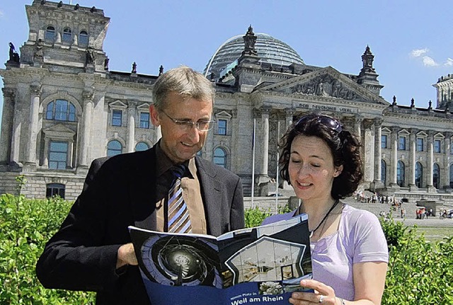 Armin Schuster und  Mitarbeiterin Stephanie Beutler betrachten den Katalog.  | Foto: BZ