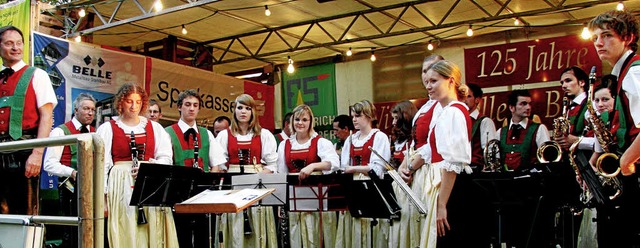 Stans im Glck: Die Kapelle aus Tirol ...m  Open-Air-Konzert in Bischoffingen.   | Foto: herbert trogus