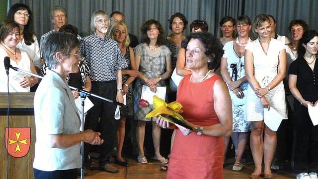 Petra Oberwinder (im Vordergrund links...; im Hintergrund das Lehrerkollegium.   | Foto: Reiner Beschorner