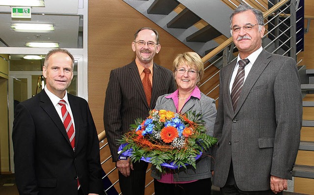 Der Vorstandsvorsitzende Reinhard Krum...  Margarita Gaiser  in den Ruhestand.   | Foto: Volksbank