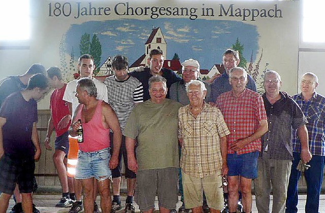 Die Helfer des Gesangvereins Mappach v...ompletten Holzboden in der Reithalle.   | Foto: Eckard