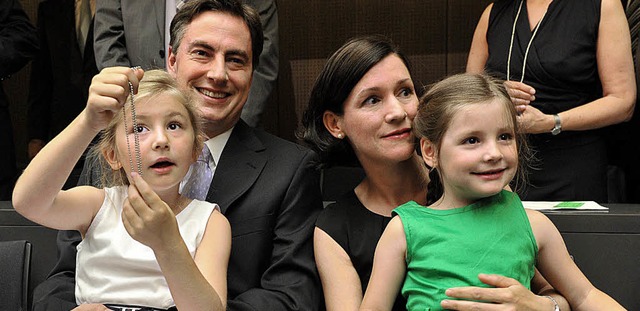 Fast wie ein Kindergeburtstag: David u...Allister mit ihren Tchtern im Landtag  | Foto: dpa