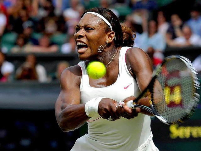 Serena Williams greift nach ihrem vierten Titel in Wimbledon.  | Foto: dpa