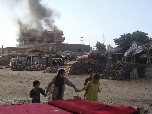 Kinder bringen sich nach dem Anschlag am Morgen in Sicherheit.  | Foto: AFP