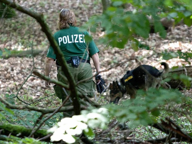 Polizisten suchen in einem Wald bei Berlin nach der Richterin.  | Foto: ddp
