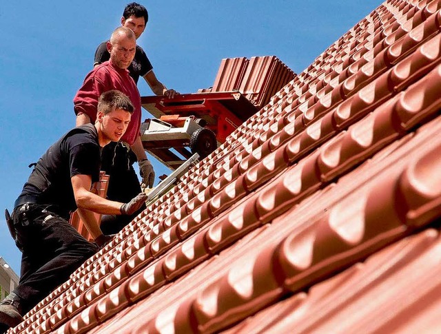 Dachdecker mit Lehrlingen   | Foto: dpa