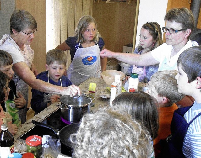 Frhlich zu geht es beim Kochkurs der Landfrauen in Pfaffenweiler.   | Foto: Jonathan Say