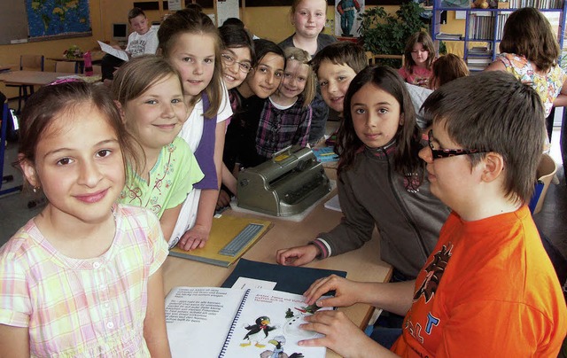 Steffi Lisker (rechts) mit den Kindern...undschule Krhenckerle (Gengenbach).   | Foto: Ursula Stecher-Stiening