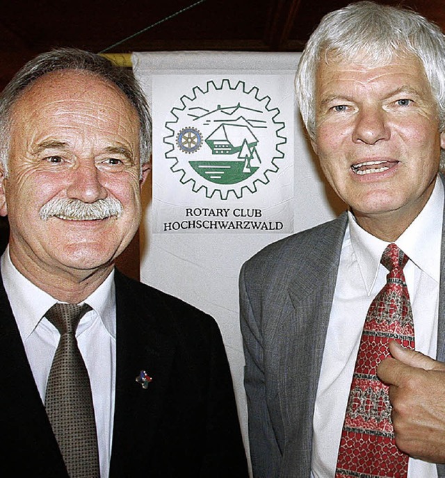 Erich Huart (Lenzkirch) und Gerrit Ml...rgabe im Rotary Club Hochschwarzwald.   | Foto: rotary