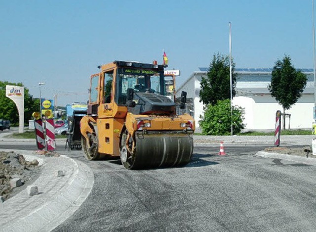 Die Bauarbeiten am neuen Kreisverkehr sind beendet.   | Foto: Stadt