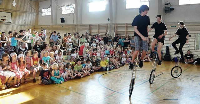 Die Hochradartisten vom Zirkus Papperl... Sommerfest des Gemeindekindergartens.  | Foto: Klaus Brust