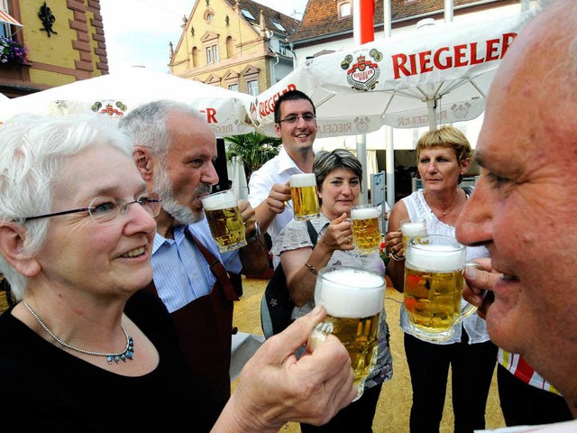 Prost: Das Stadtfest ist erffnet. Im ...ing mit Kommunalpolitikern und Gsten.  | Foto: Siegfried Gollrad