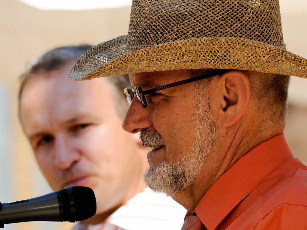Bürgermeister Ernst Schilling und HuG-Vorsitzender Udo Winterhalder eröffnen die Gewerbeausstellung Bürgermeister Ernst Schilling und HuG-Vorsitzender Udo Winterhalder eröffnen die Gewerbeausstellung