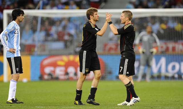 Thomas Mller und Bastian Schweinsteig...en sich gut, Javier Pastore schaut zu.  | Foto: AFP