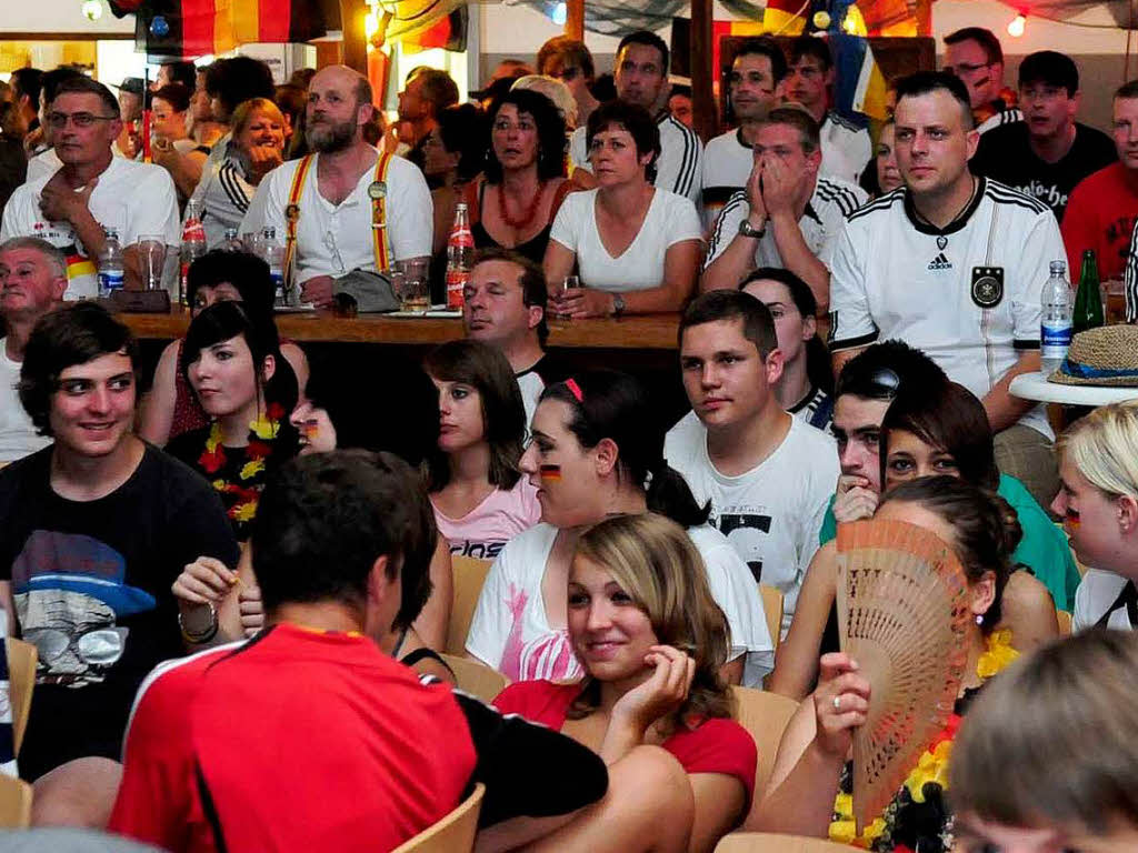 Public Viewing in der Harmoniehalle in Niederschopfheim.