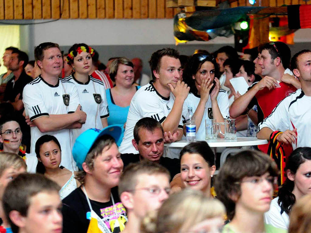 Public Viewing in der Harmoniehalle in Niederschopfheim.