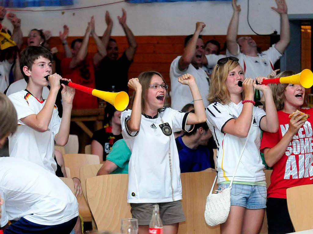 Public Viewing in der Harmoniehalle in Niederschopfheim.