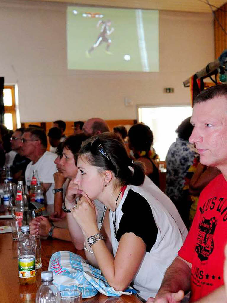 Public Viewing in der Harmoniehalle in Niederschopfheim.