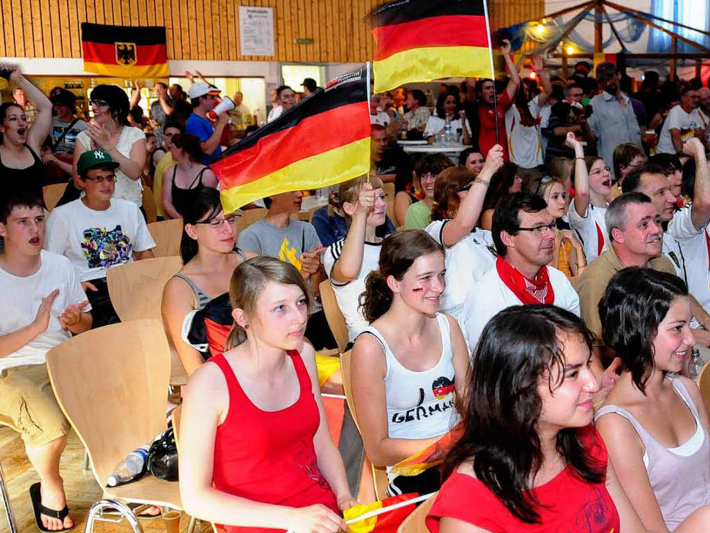 Public Viewing in der Harmoniehalle in Niederschopfheim.