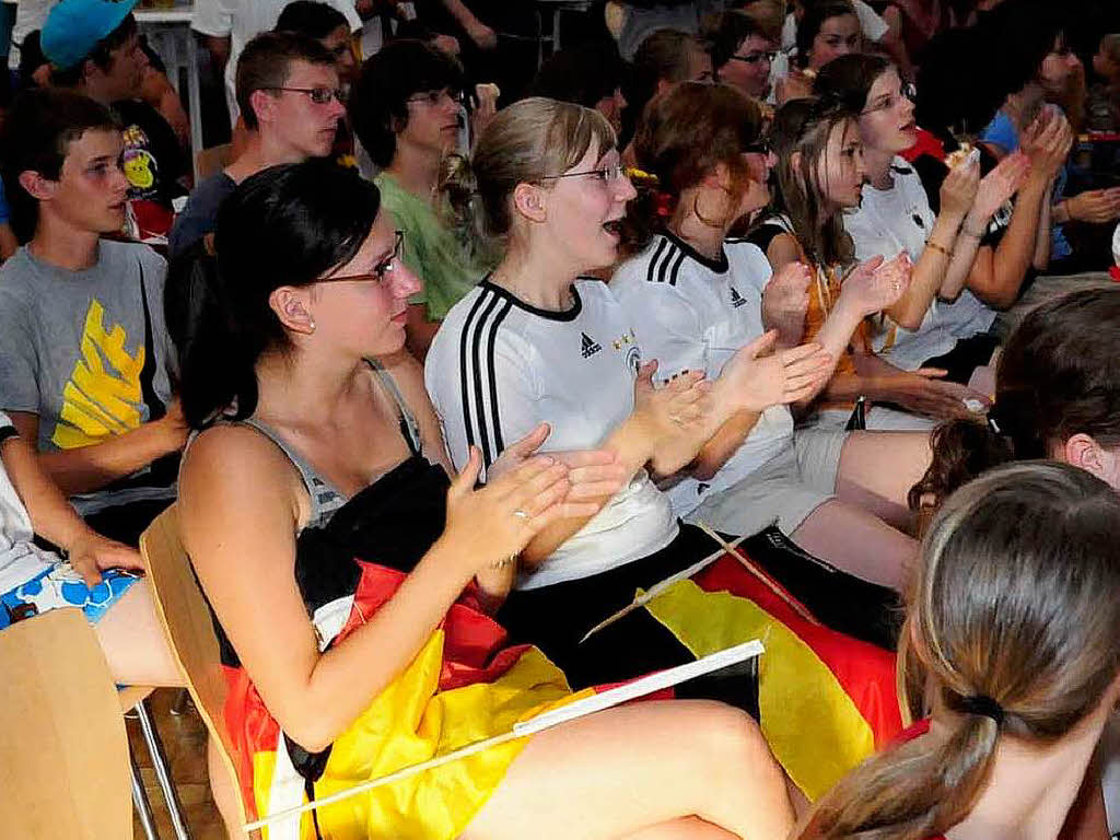 Public Viewing in der Harmoniehalle in Niederschopfheim.