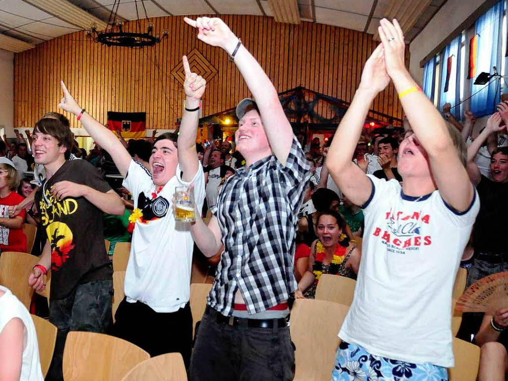 Public Viewing in der Harmoniehalle in Niederschopfheim.