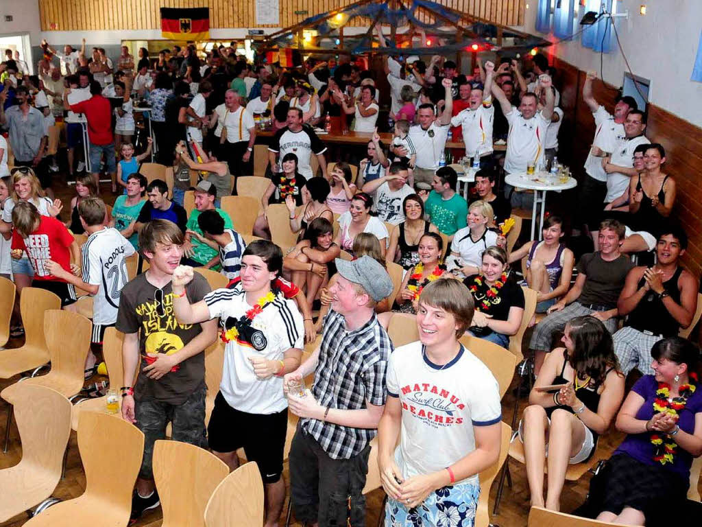 Public Viewing in der Harmoniehalle in Niederschopfheim.