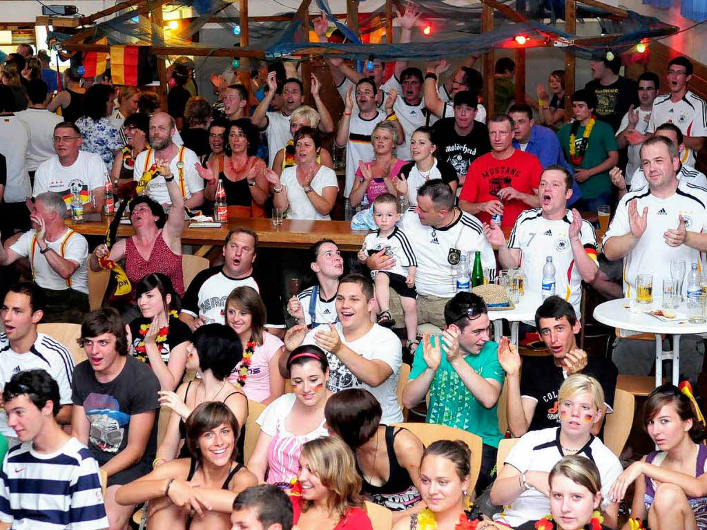 Public Viewing in der Harmoniehalle in Niederschopfheim.