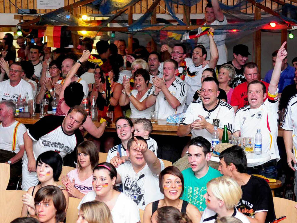 Public Viewing in der Harmoniehalle in Niederschopfheim.