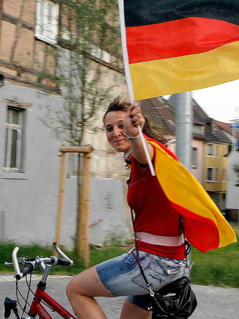 Groe und kleine feiernde Fans in Lahr.