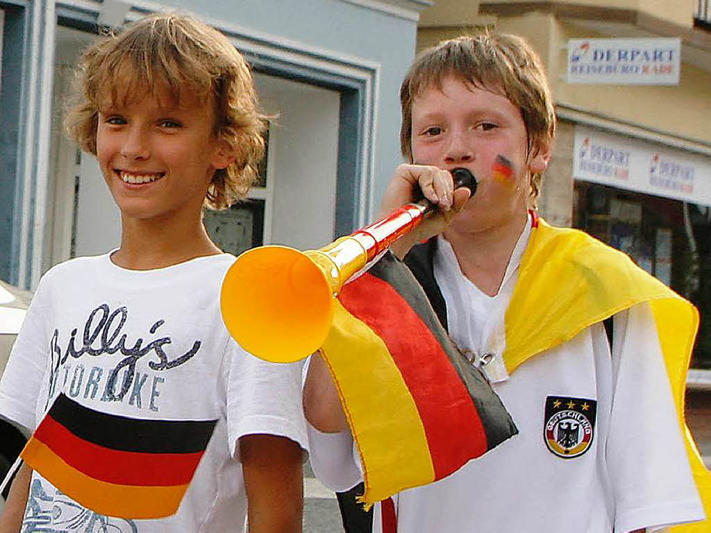 Groe und kleine feiernde Fans in Lahr.