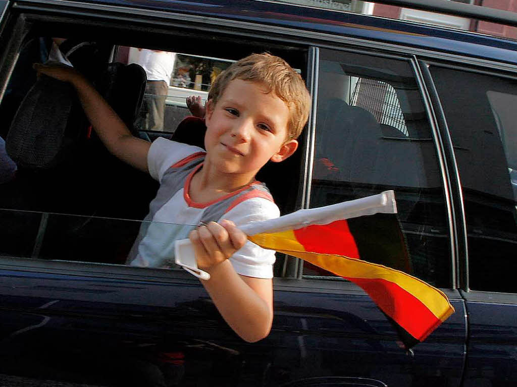 Groe und kleine feiernde Fans in Lahr.