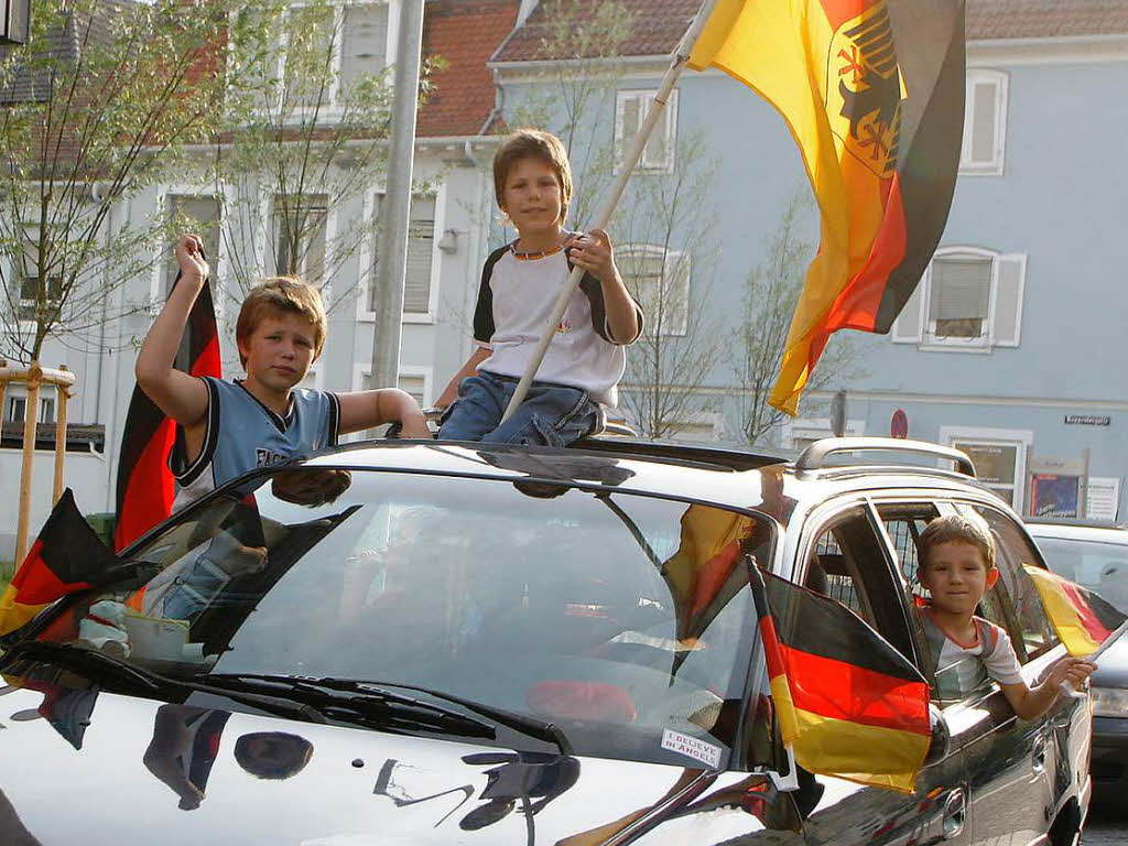 Groe und kleine feiernde Fans in Lahr.