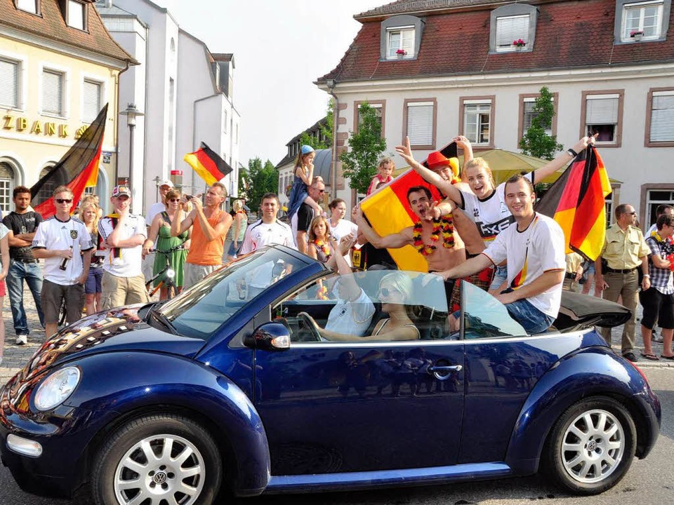 Riesige Begeisterung bei und am  Autokorso  | Foto: Dieter Erggelet