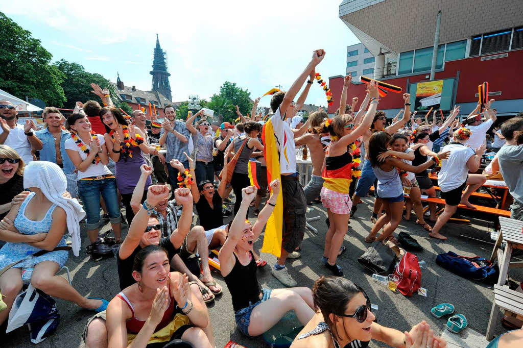 Halbfinale, wir kommen: Fans in Freiburg