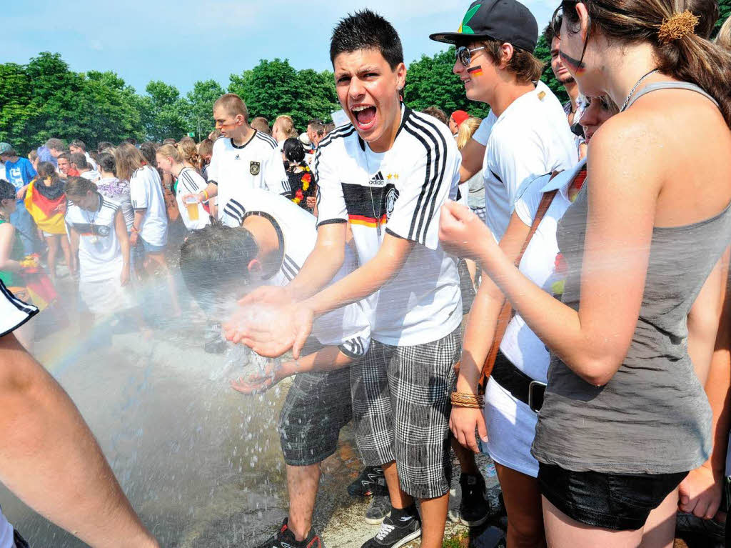 Halbfinale, wir kommen: Fans in Freiburg