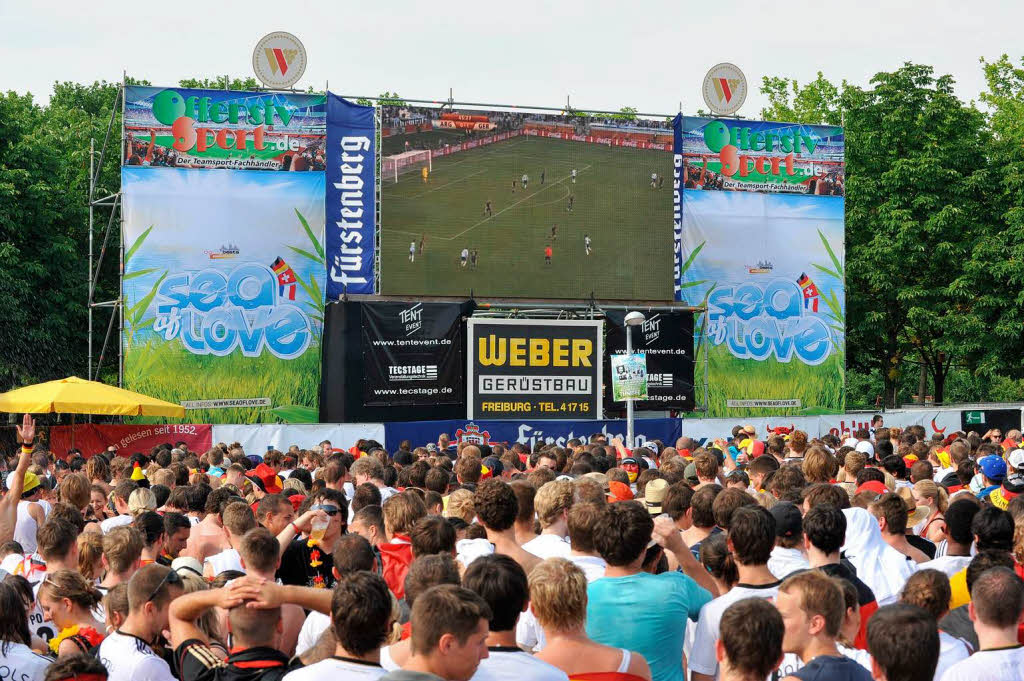 Halbfinale, wir kommen: Fans in Freiburg