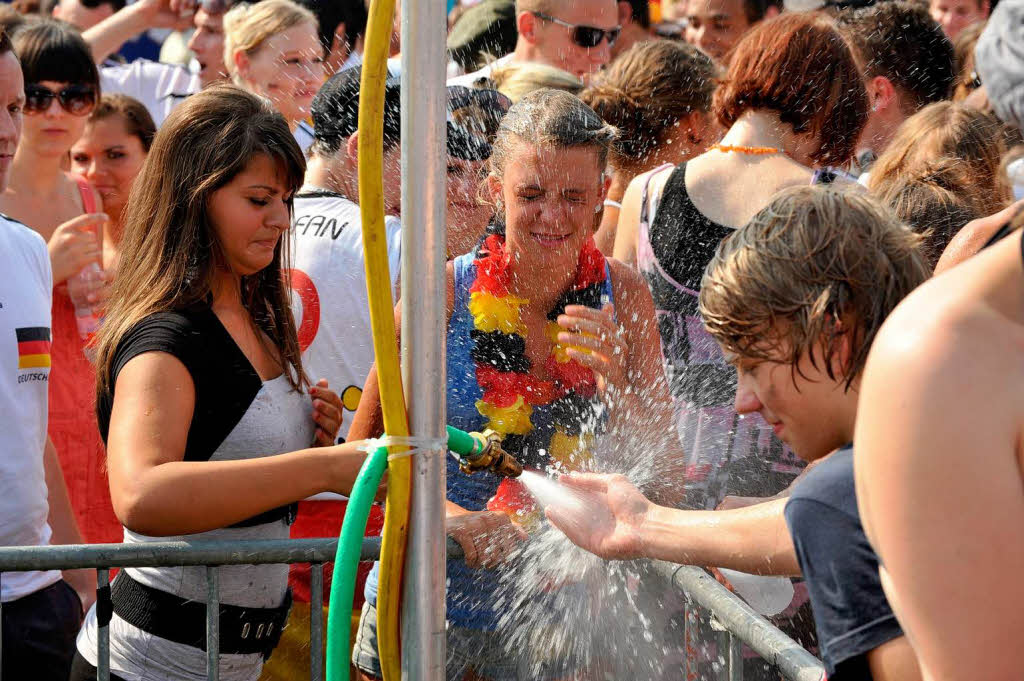 Halbfinale, wir kommen: Fans in Freiburg