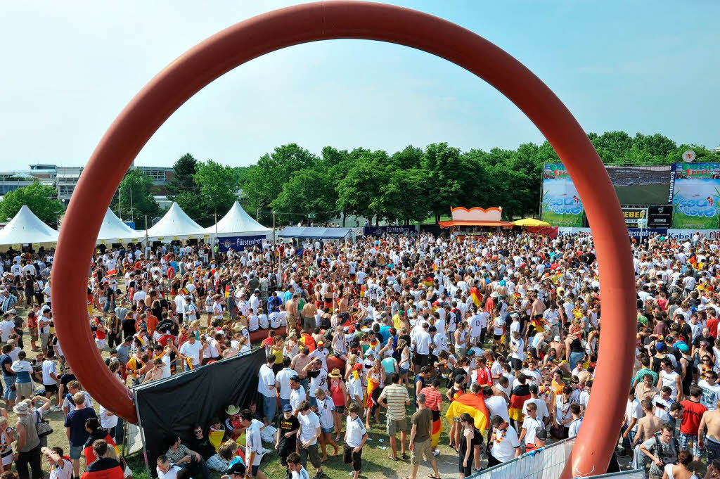 Halbfinale, wir kommen: Fans in Freiburg