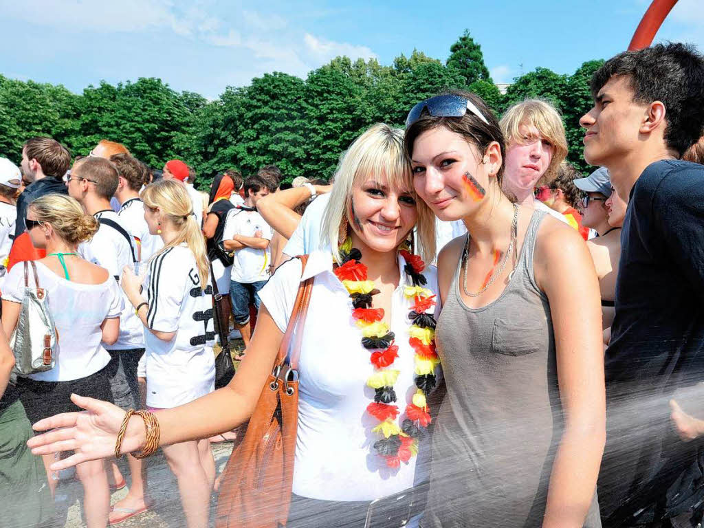 Halbfinale, wir kommen: Fans in Freiburg