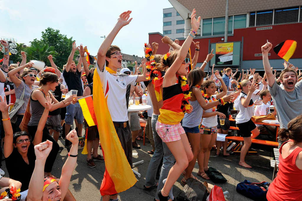 Halbfinale, wir kommen: Fans in Freiburg