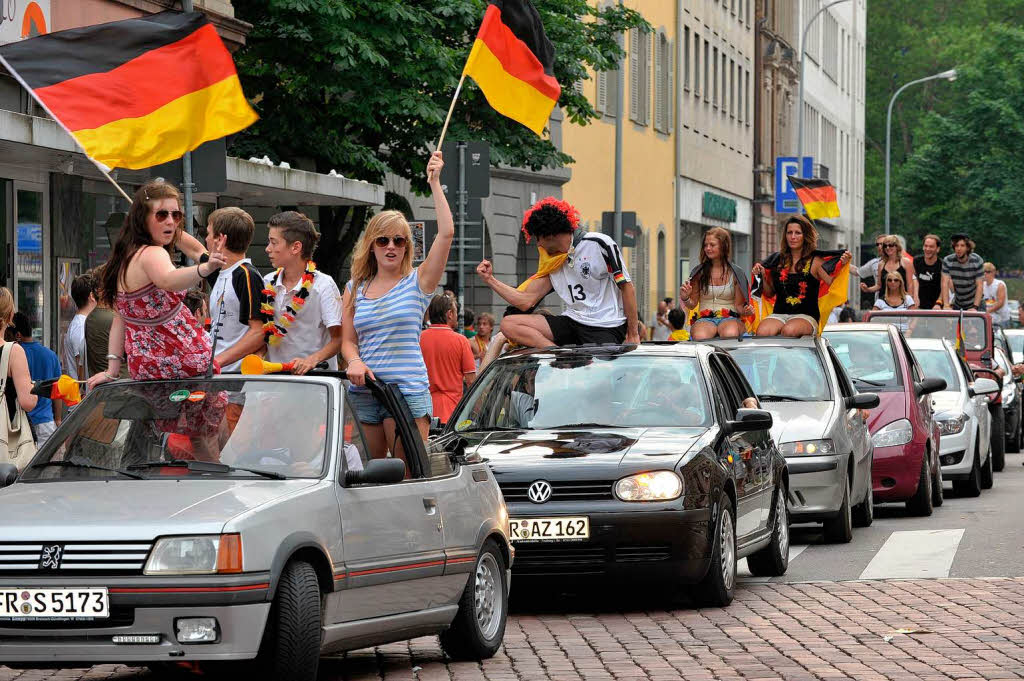 Halbfinale, wir kommen: Fans in Freiburg