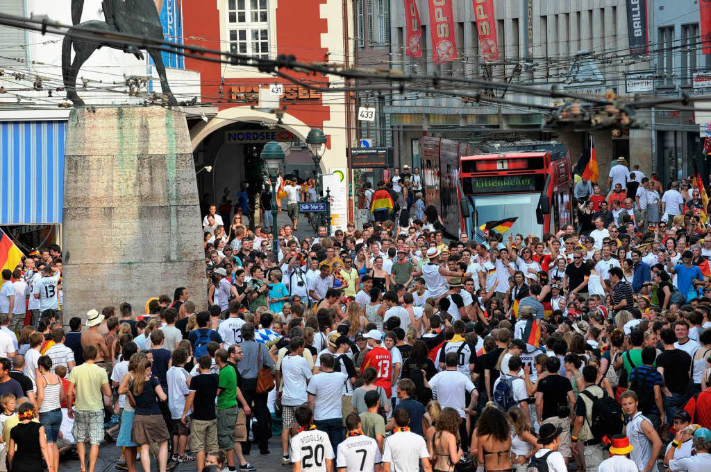 Halbfinale, wir kommen: Fans in Freiburg