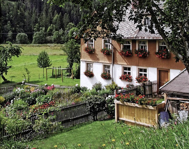 Ein typischer Schwarzwlder Bauerngart... an das Anwesen Feser in Hinterzarten.  | Foto: SCHNeider/WILL