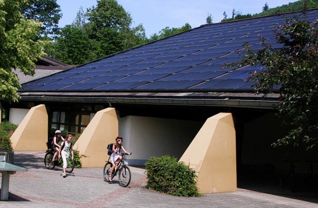 Der jetzige Turnhallenanbau (rechts ne...2;Haus der Begegnung&#8220; entsteht.   | Foto: Karin Heiss